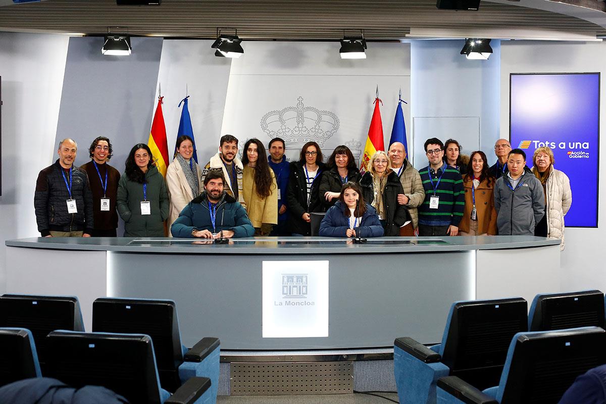 6/03/2025. Visitas del Programa Moncloa Abierta. Participantes del Programa Moncloa Abierta posan en la sala de prensa donde se celebra la r...